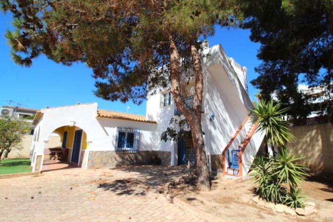 Spacious detached villa in Villamartin