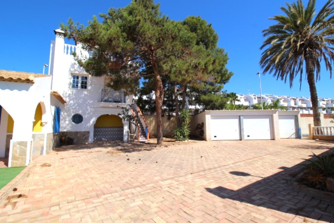 Villa myynnissä Villamartín-Las Filipinas (Orihuela)