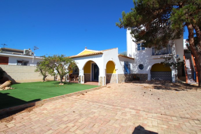 Spacious detached villa in Villamartin