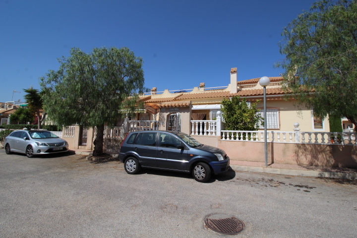 Bungalow tradicional en venta en la popular zona de Playa Flamenca