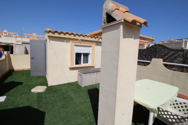 Traditioneller Bungalow in beliebter Lage von Playa Flamenca zu verkaufen