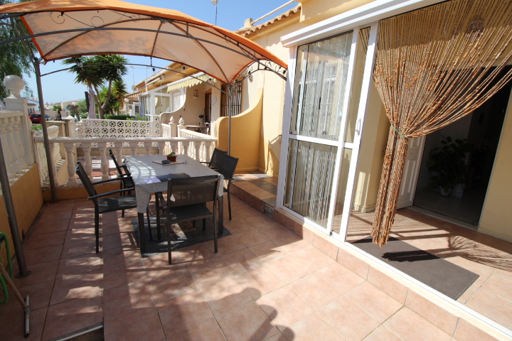 Bungalow traditionnel à vendre dans un endroit populaire de Playa Flamenca