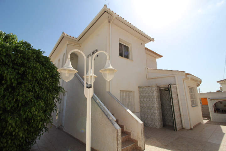 Villa myynnissä Villamartín-Las Filipinas (Orihuela)