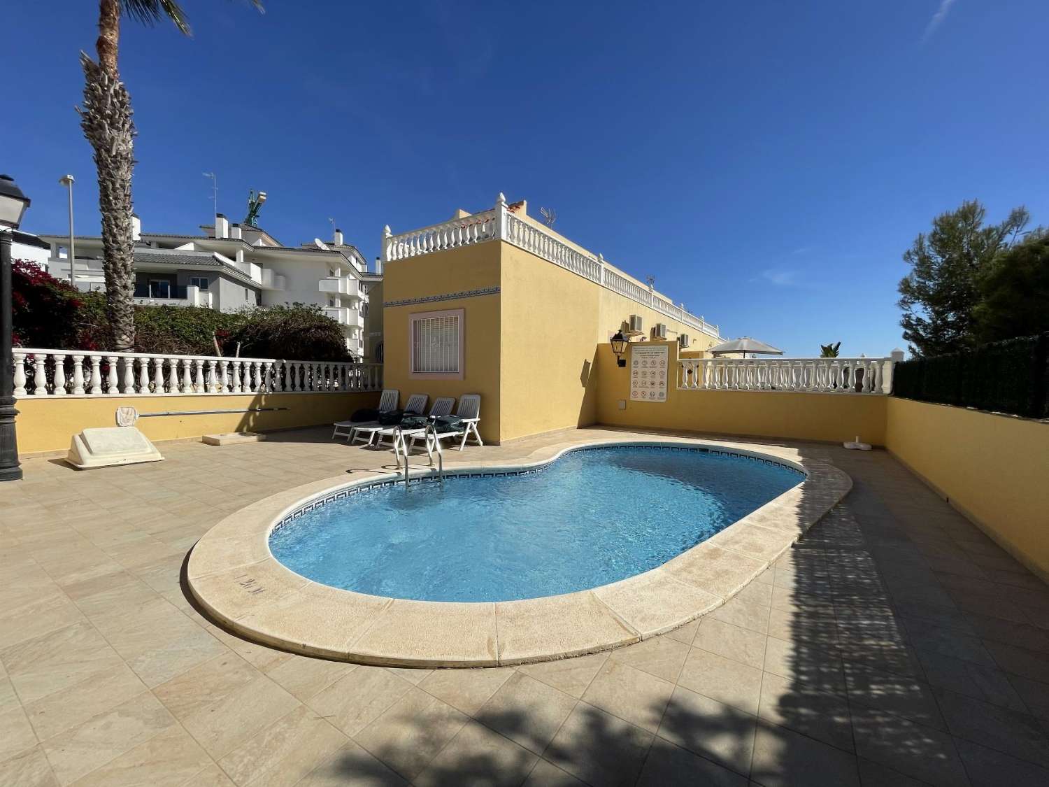 Duplex jumelé avec piscine commune à Villamartin