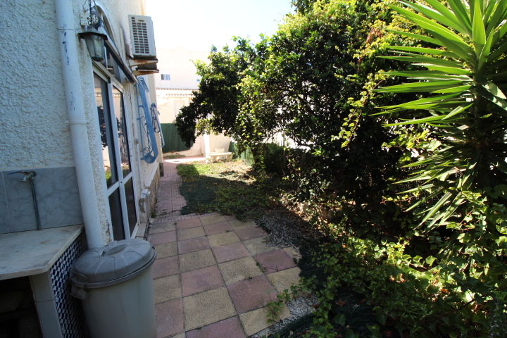 Corner bungalow with separate apartment in Blue Lagoon