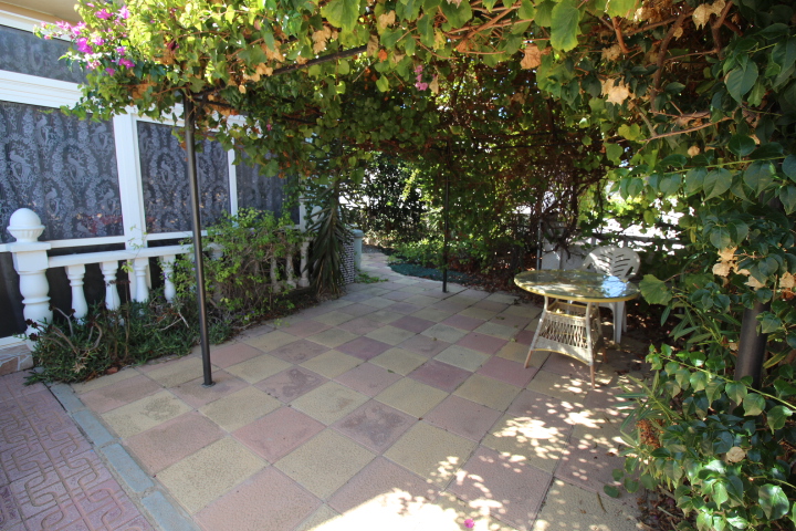 Corner bungalow with separate apartment in Blue Lagoon