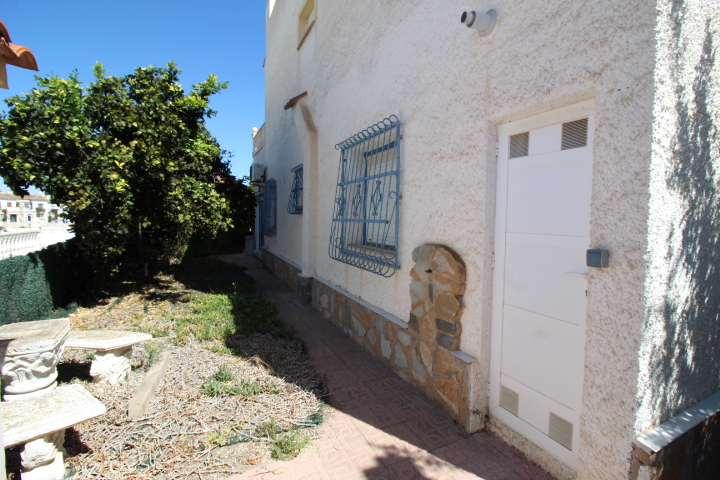 Bungalow esquina con apartamento independiente en Blue Lagoon