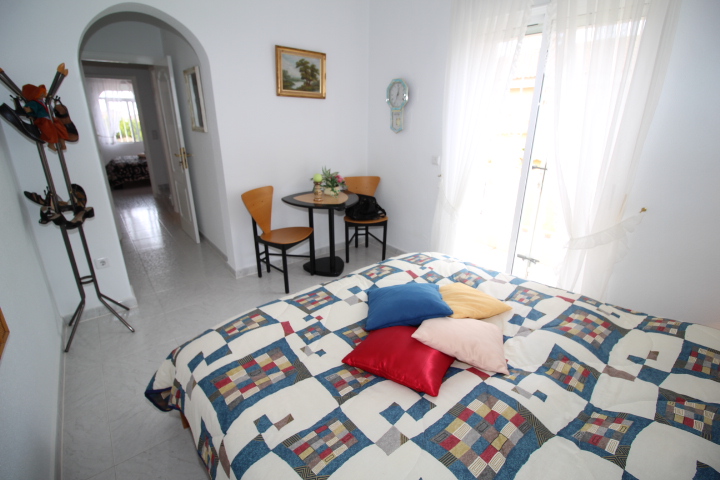 Detached villa in residential area Lago Azul with large plot and heated pool