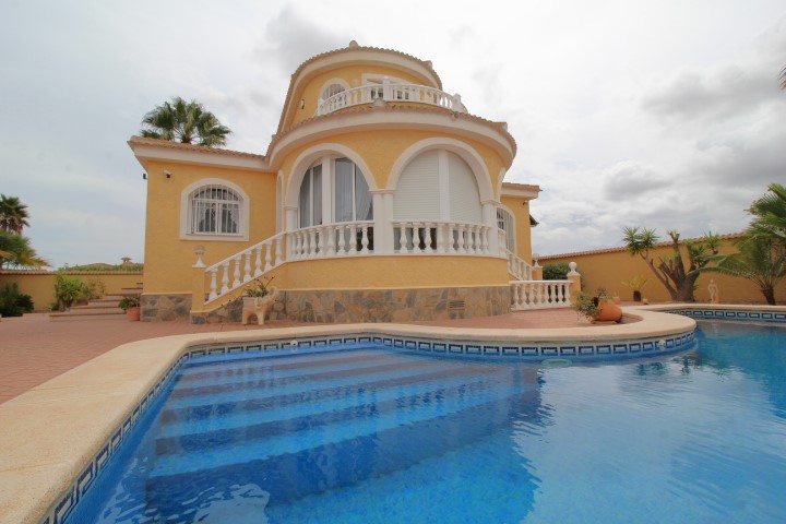 Villa indépendante dans le quartier résidentiel de Lago Azul avec grand terrain et piscine chauffée.