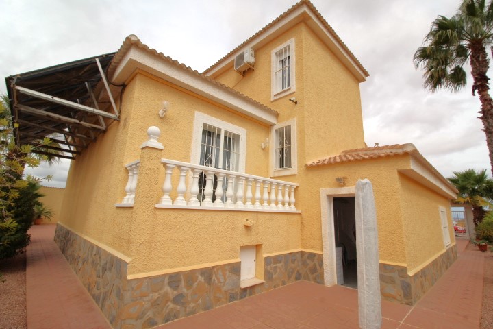 Villa indépendante dans le quartier résidentiel de Lago Azul avec grand terrain et piscine chauffée.