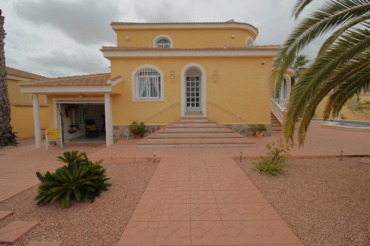 Villa indépendante dans le quartier résidentiel de Lago Azul avec grand terrain et piscine chauffée.