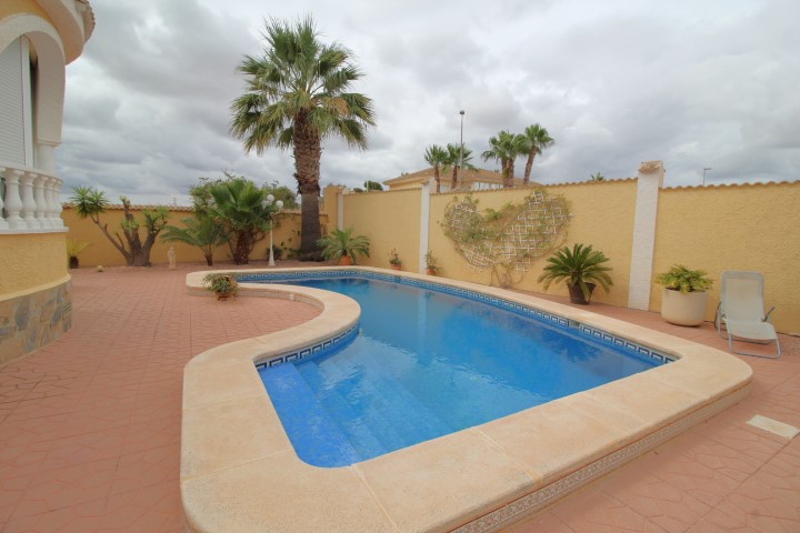 Villa indépendante dans le quartier résidentiel de Lago Azul avec grand terrain et piscine chauffée.