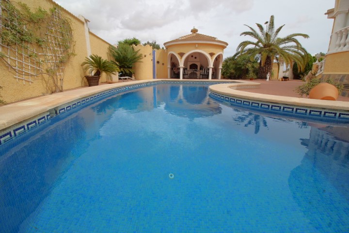 Villa indépendante dans le quartier résidentiel de Lago Azul avec grand terrain et piscine chauffée.