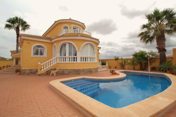 Villa indépendante dans le quartier résidentiel de Lago Azul avec grand terrain et piscine chauffée.