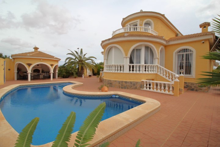 Villa indépendante dans le quartier résidentiel de Lago Azul avec grand terrain et piscine chauffée.