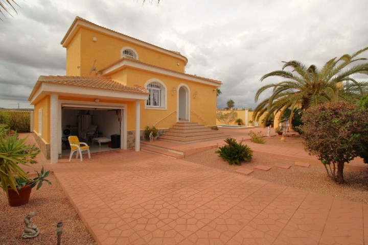 Detached villa in residential area Lago Azul with large plot and heated pool