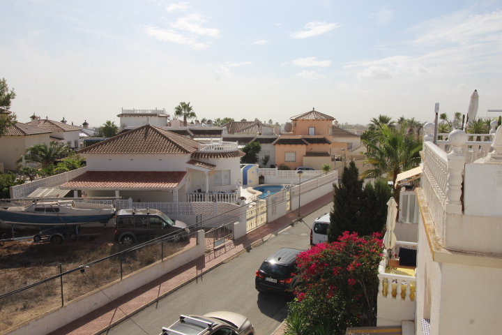 Nach Süden ausgerichtetes Penthouse in einer ruhigen Gegend in Villamartin