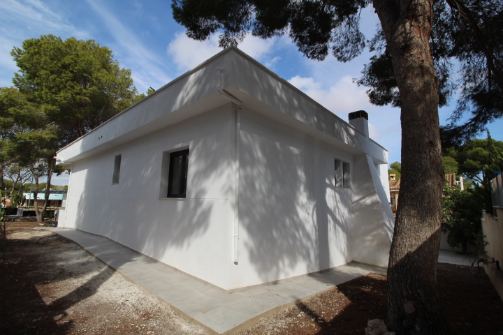 Exklusive, komplett renovierte Villa in Los Balcones mit 4 Schlafzimmern und 5 Bädern.