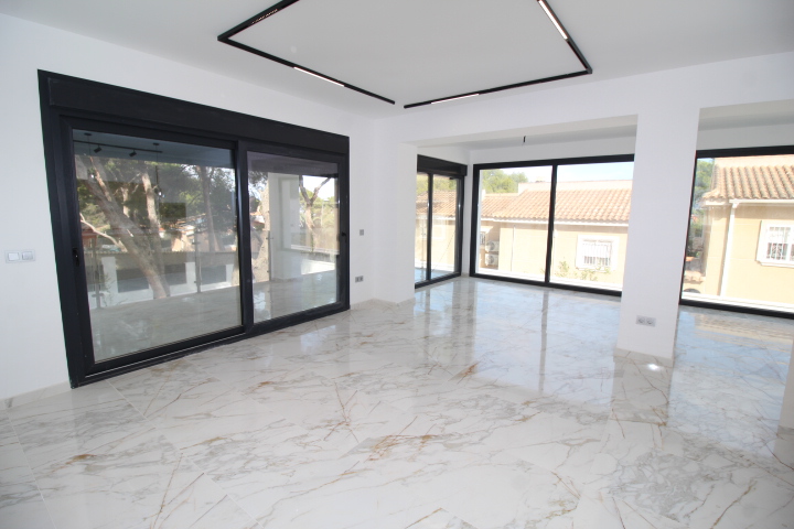 Exclusive completely refurbished villa in Los Balcones with 4 bedrooms and 5 bathrooms.