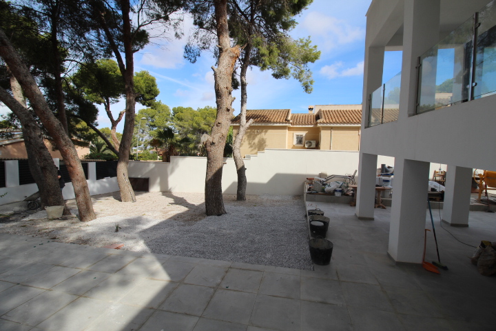 Exclusive completely refurbished villa in Los Balcones with 4 bedrooms and 5 bathrooms.