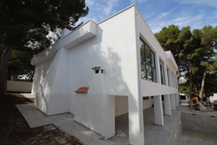 Exclusive completely refurbished villa in Los Balcones with 4 bedrooms and 5 bathrooms.