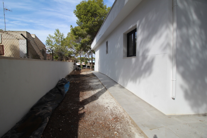 Exclusive completely refurbished villa in Los Balcones with 4 bedrooms and 5 bathrooms.