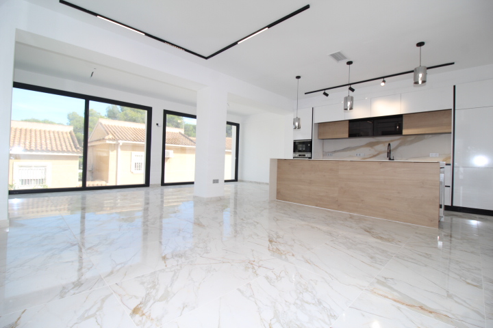 Exclusive completely refurbished villa in Los Balcones with 4 bedrooms and 5 bathrooms.