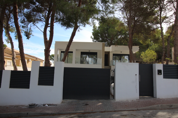 Exclusive completely refurbished villa in Los Balcones with 4 bedrooms and 5 bathrooms.