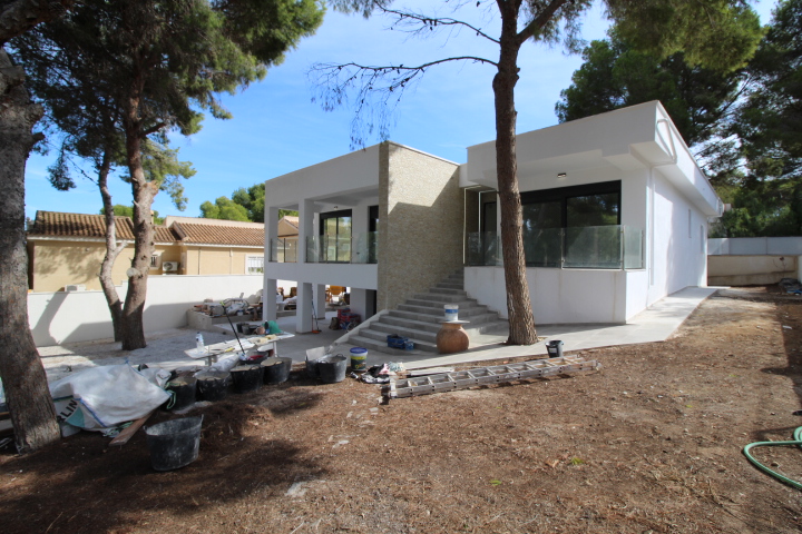 Exclusive completely refurbished villa in Los Balcones with 4 bedrooms and 5 bathrooms.