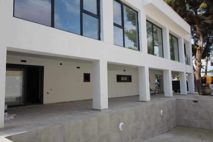 Exclusive completely refurbished villa in Los Balcones with 4 bedrooms and 5 bathrooms.