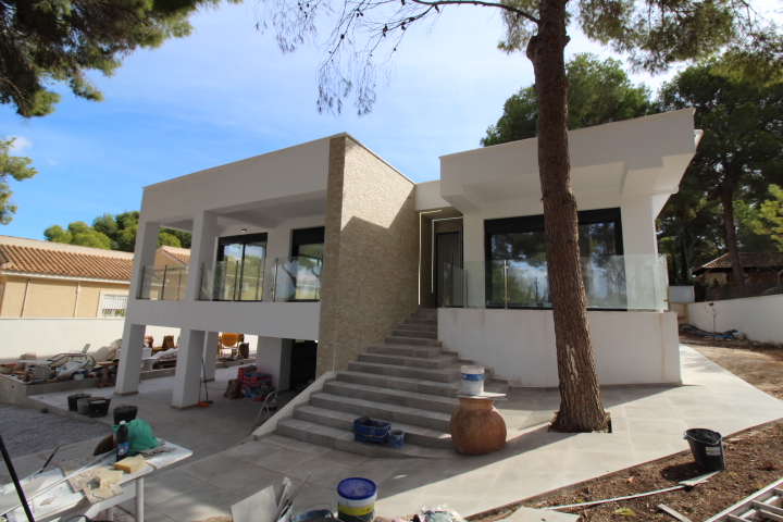 Exclusive completely refurbished villa in Los Balcones with 4 bedrooms and 5 bathrooms.