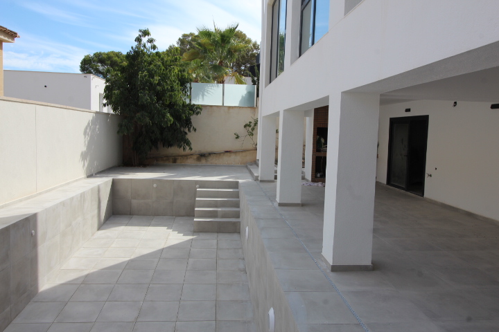 Exclusive completely refurbished villa in Los Balcones with 4 bedrooms and 5 bathrooms.