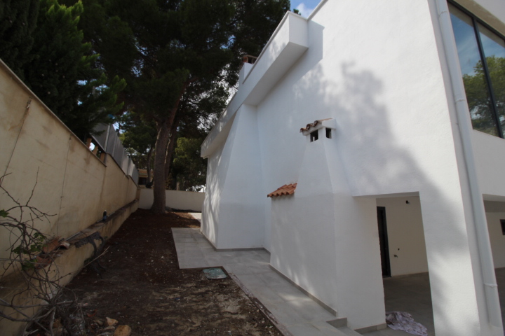 Exclusive completely refurbished villa in Los Balcones with 4 bedrooms and 5 bathrooms.