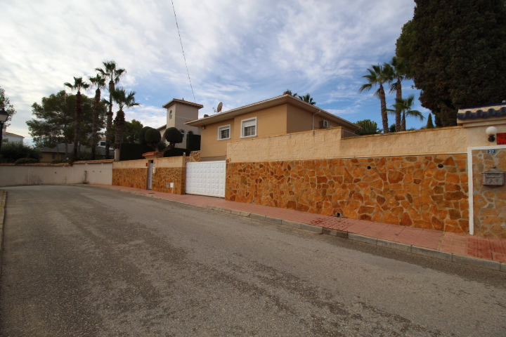 Villa til salg i Villamartín-Las Filipinas (Orihuela)