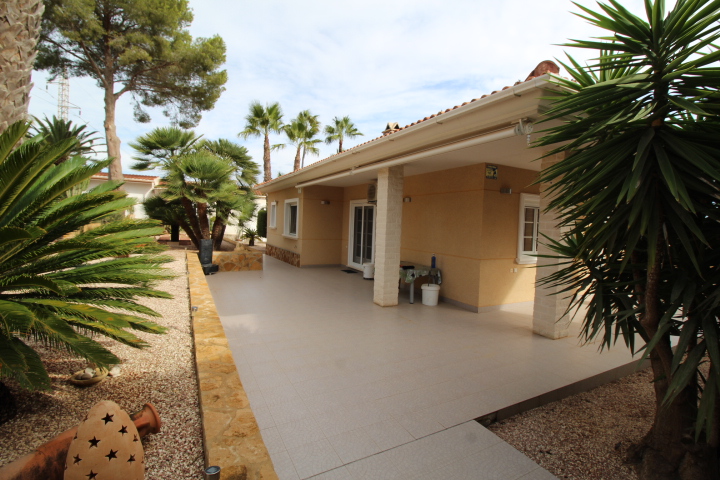 Villa myynnissä Villamartín-Las Filipinas (Orihuela)