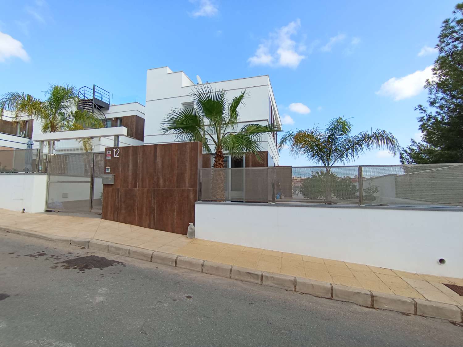 Moderna villa de 3 dormitorios y 3 baños con piscina infinita privada