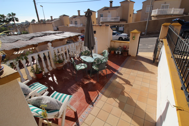 Bungalow Planta Baja en El Galán con Terraza Privada y Excelentes Prestaciones