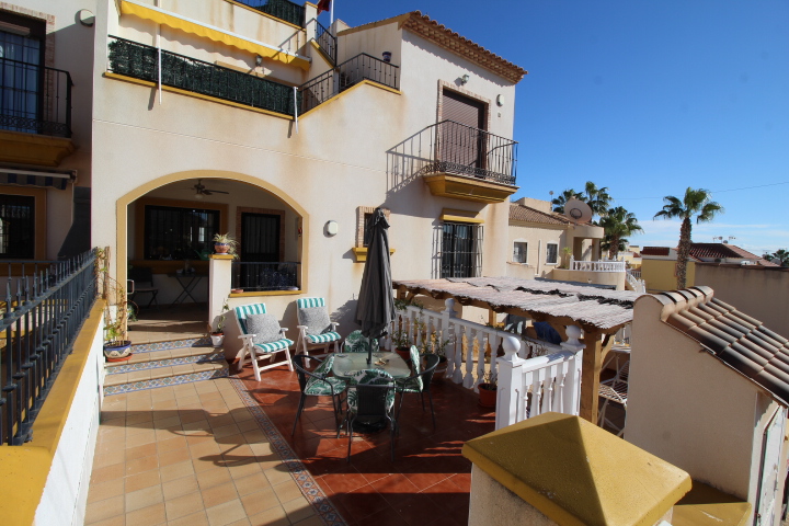 Bungalow Planta Baja en El Galán con Terraza Privada y Excelentes Prestaciones