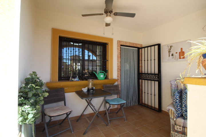 Bungalow Planta Baja en El Galán con Terraza Privada y Excelentes Prestaciones