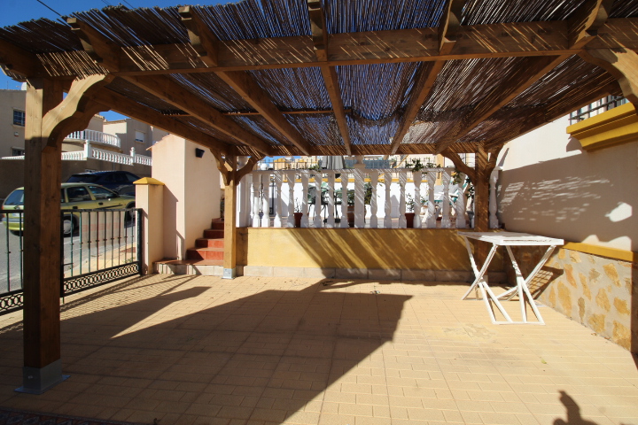 Bungalow Planta Baja en El Galán con Terraza Privada y Excelentes Prestaciones