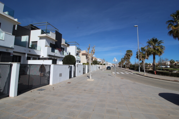 Dúplex en Torre de la Horadada, a poca distancia de la playa